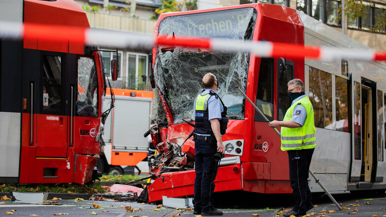 Bei einem Frontalzusammenstoß zweier Straßenbahnen in Köln sind mindestens 20 Menschen verletzt worden.