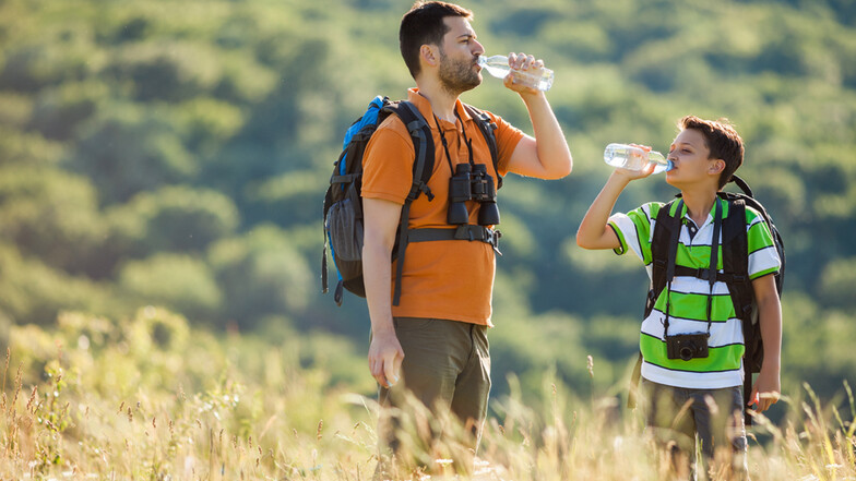 Wer mit Kindern unterwegs ist, sollte alle 20 bis 30 Minuten bewusst Zeit zum Trinken einplanen.