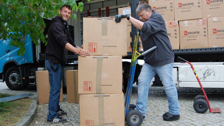 Hoyerswerdas
Kino-Chef Toni
Züchner (links)
half gestern beim Abladen der Kisten mit den neuen
Kino-Sesseln.
Nach einer Stunde war die Ladefläche leer.