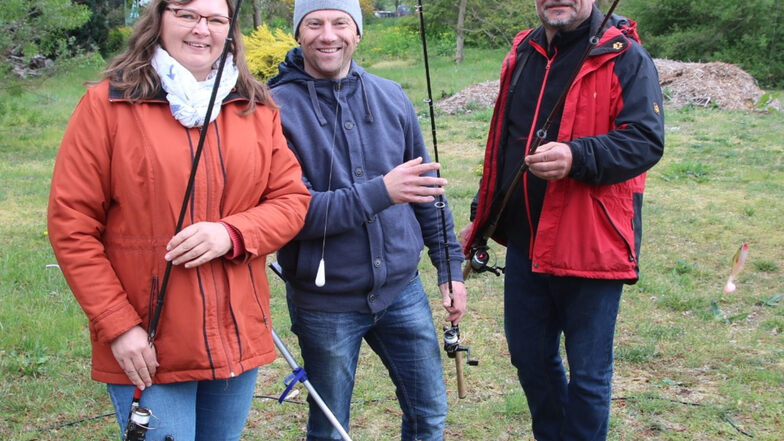Ines Fischer und Marcel Padourek vom Sportfischer-Verein Häslich möchten neue Mitglieder an die Angel bekommen.