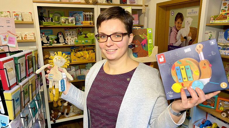Nicole Schulz in ihrem neu eröffneten Spielzeugladen in der Talstraße 84 in Hainewalde.