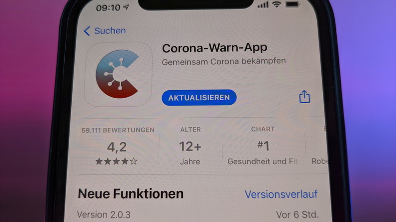 Die Corona-Warn-App des Bundes in der neuen Version 2.0 im App Store von Apple. Mit einer neuen Check-in-Funktion sollen vor allem risikoreiche Begegnungen von Menschen in Innenräumen besser erfasst werden. Im Kreis Meißen gibt es 130 neue Corona-Fälle