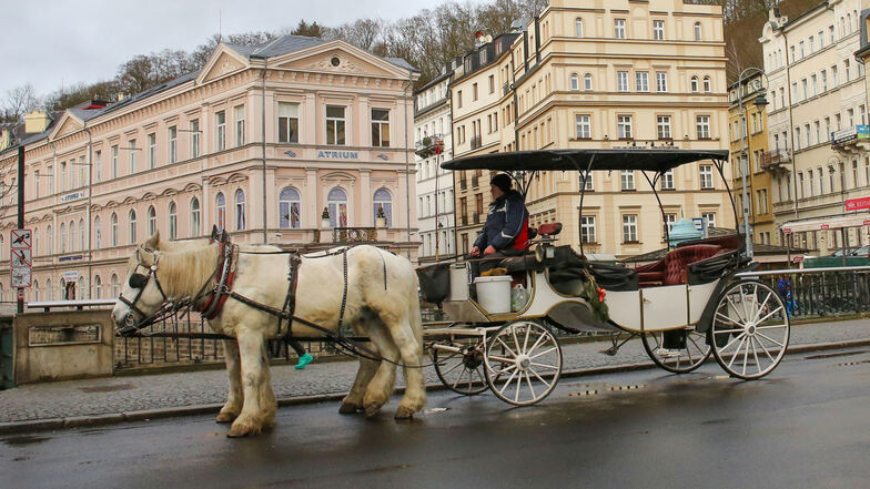 Im Zentrum von Karlovy Vary warten die Kutscher oft lange auf Kundschaft. Manche Hotels haben geschlossen, Läden stehen leer. Große Hoffnung setzt die Stadt jetzt auf Besucher aus Deutschland.