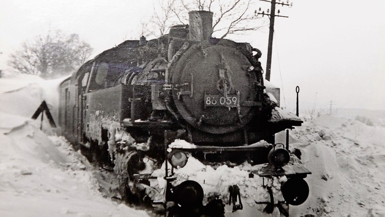 Kein Vorankommen mehr: Anfang 1970 steckte dieser Personenzug bei Stolpen für mehrere Wochen in einer Schneewehe fest.