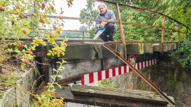 Eckart Sauter ist einer der Geschäftsführer der Nossen-Riesaer Eisenbahn-Compagnie, dem Betreiber der Bahnstrecke, zu der die Brücke in Nickritz gehört. Er war am Dienstag vor Ort, um die Schäden zu inspizieren.