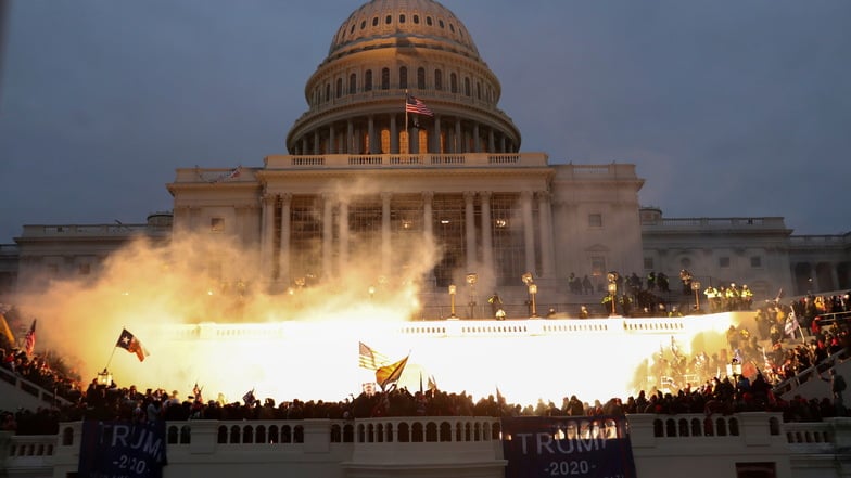 Tausende bestürmen das Kapitol in Washington. Wie es dazu kommen konnte, dass der Mob das gut bewachte höchste Heiligtum der amerikanischen Demokratie stürmen konnte, ist unklar.