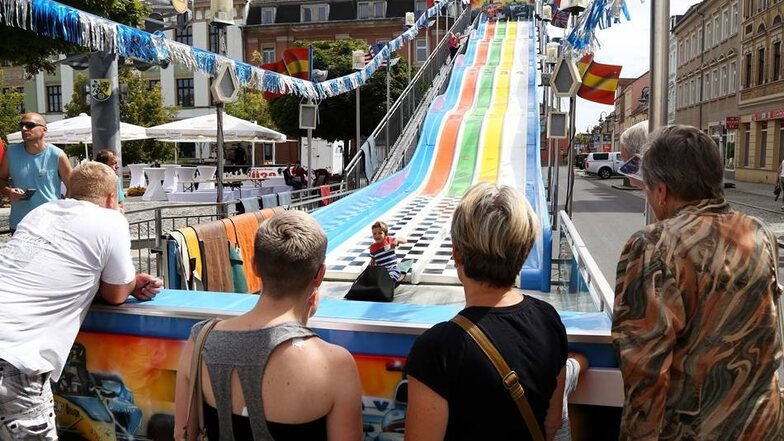 Neu in diesem Jahr ist die Riesenrutsche am Rathausplatz. Für viele Kinder sicher ein Höhepunkt beim Stadtfest.