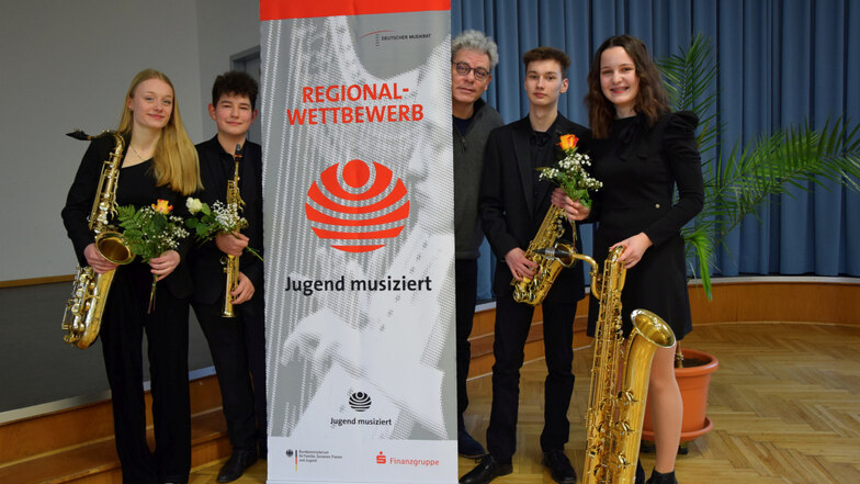 Dieses Saxophon-Quartett von der Kreismusikschule Dreiländereck erreichte beim 32. Regionalwettbewerb „Jugend musiziert“ in Hoyerswerda den ersten Preis mit 25 Punkten und die Weiterleitung zum Landeswettbewerb.