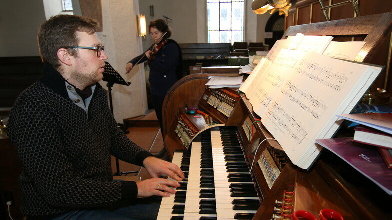 Schon zu Weihnachten hatte die Kirchgemeinde per Internet das Krippenspiel übertragen. Kantor Markus Häntzschel an der Orgel spielte mit Rahel Kretzschmann an der Geige die Musik ein.