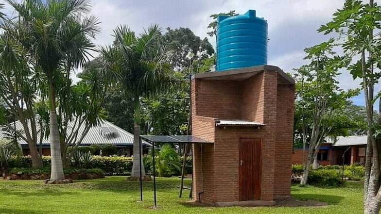 Fließendes Wasser für die Schule im Kinderdorf Kondanani liefert jetzt dieser Wasserturm.