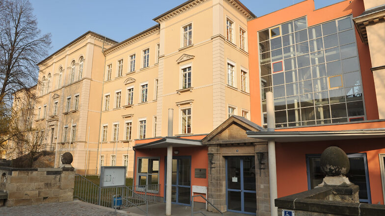Schiller-Gymnasium in Pirna: Die zwölften Klassen müssen bis Mitte September zuhause lernen.