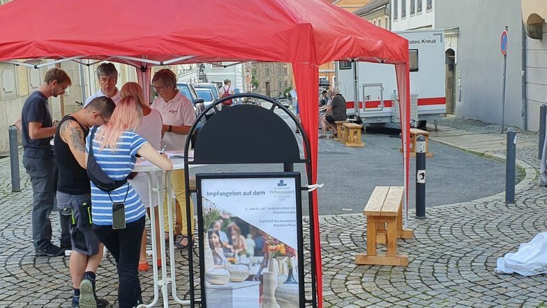 Zum Tippelmarkt gab es vor zwei Wochen ein mobiles Impfangebot, vorige Woche wurde im Klinikum, auf dem Marienplatz, im Tierpark geimpft, und diesen Sonnabend im Stadthallengarten.