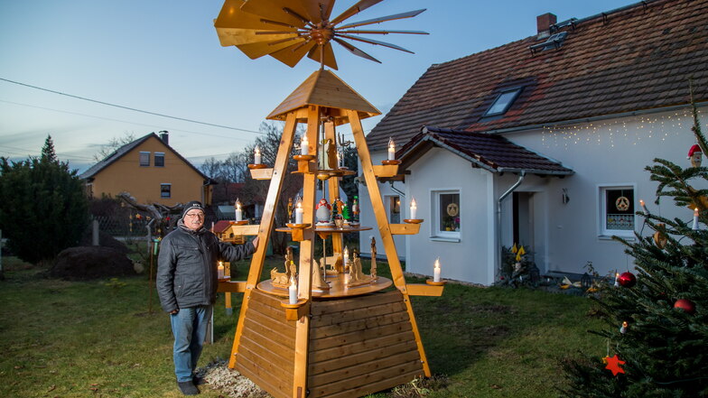 Heinz Pfeiffer hat vor seinem Haus in Ullersdorf in der Gemeinde Waldhufen eine Weihnachtspyramide aufgestellt, die er 2008 selbst gebaut hat.