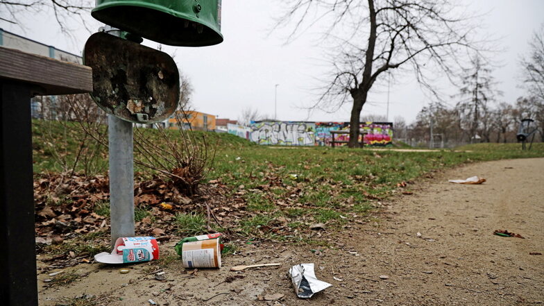 Mülleimer zerstört, Abfall liegt auf der Wiese: So sah es Anfang der Woche an der Skateranlage in Gröba aus.