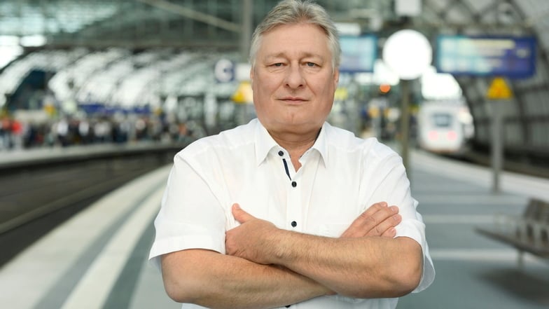 Martin Burkert (59) ist seit 2022 Chef der EVG, Interessenvertretung von 180.000 Eisenbahnern. Der gebürtige Würzburger saß 2005–2020 für die SPD im Bundestag, ist im DB-Aufsichtsrat, Vorsitzender der Allianz pro Schiene, verheiratet und hat zwei Kinder.