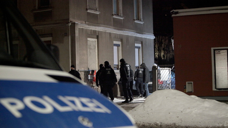 Großaufgebot der Polizei am Sonnabend vor dem "Haus Montag" in Pirna.
