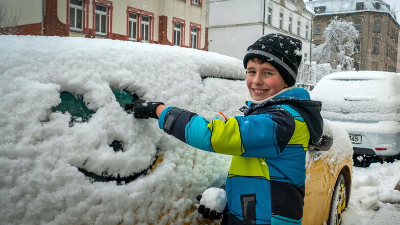 Anthony (10) aus Hartha freut sich über den Schnee und hat gleich ein Kunstwerk daraus gemacht.