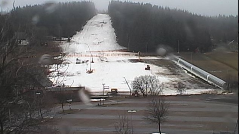 Die Webcam am Skilift in Altenberg liefert zurzeit traurige Bilder.