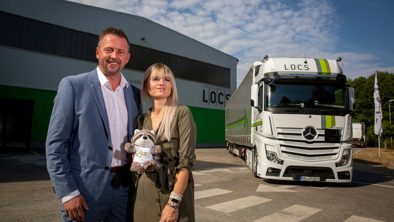 Alexander Thieme und seine Schwester Sophie Haaser gründeten vor knapp zehn Jahren die Speditionsfirma "Logistic Consult und Service GmbH" - kurz Locs - in Pulsnitz. Mittlerweile haben sie mehr als 100 Mitarbeiter - und nun auch ein Maskottchen.
