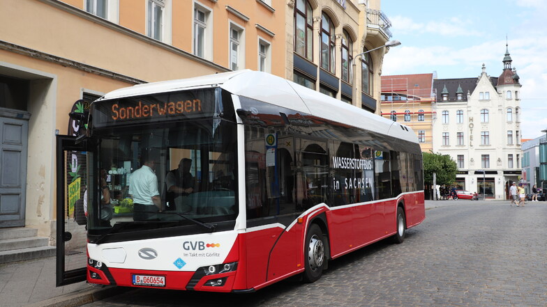 Sieht aus wie jedes andere GVB-Fahrzeug, doch auf der Scheibe ist „Wasserstoffbus in Sachsen“ zu lesen. Das zog bereits diese Woche die Blicke neugieriger Passanten auf sich. Einsteigen dürfen sie dann nächste Woche.