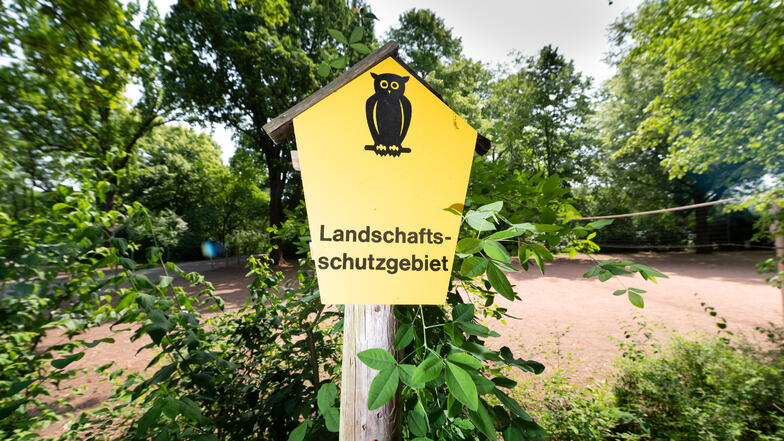 Am Spielplatz im Toeplerpark weist ein Schild darauf hin, dass hier das Landschaftsschutzgebiet beginnt. Der Park liegt direkt am alten Elbarm.