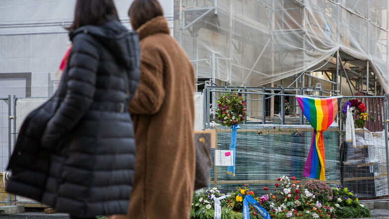 Blumen und Kränze liegen Anfang November zur Erinnerung an den Mord in der Dresdner Schloßstraße.