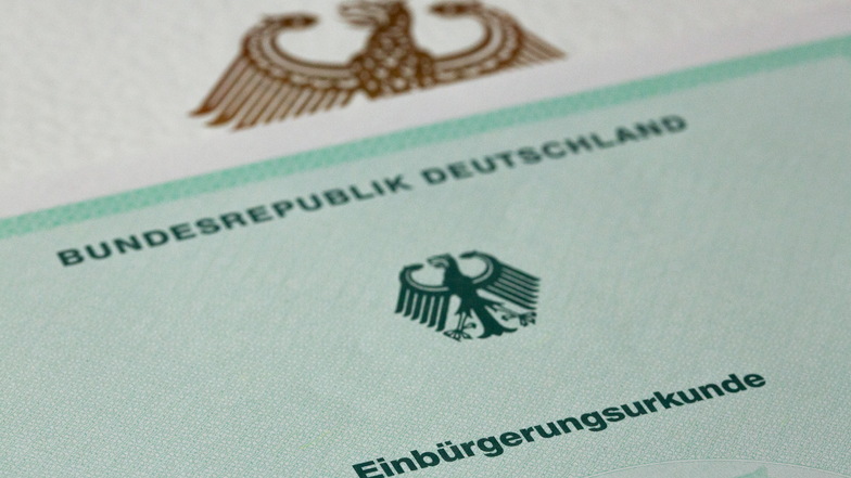 Eine Einbürgerungsurkunde der Bundesrepublik Deutschland. Für den Erwerb der deutschen Staatsbürgerschaft gibt es eine Reihe von Kriterien.