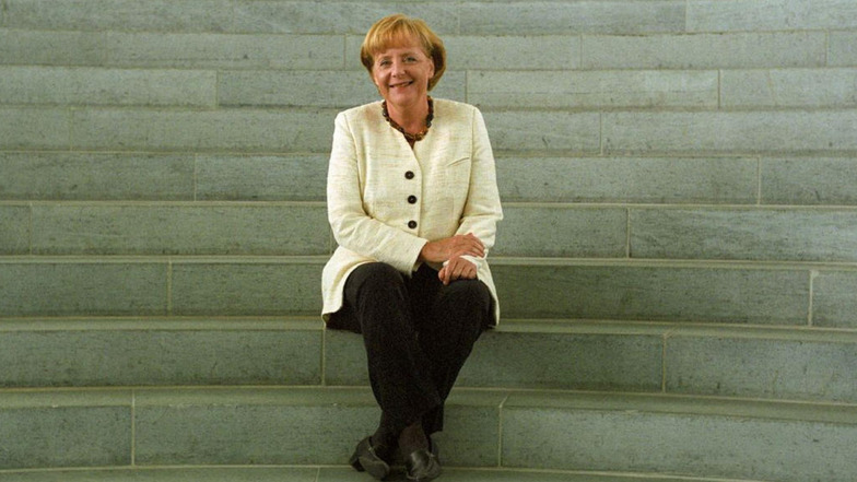 Bundeskanzlerin Angela Merkel sitzt am 13. November 2009 auf den Stufen vor ihrem Büro im Bundeskanzleramt.
