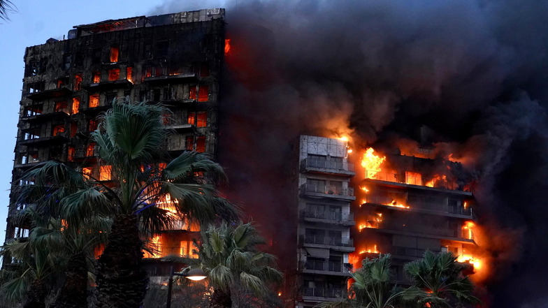 Feuerinferno mit mindestens zehn Toten schockt Spanien