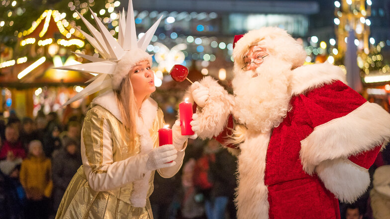 2018: Das Herrnhuter Sternenmädchen Linda und der Weihnachtsmann freuen sich auf dem Striezelmarkt auf den ersten Advent