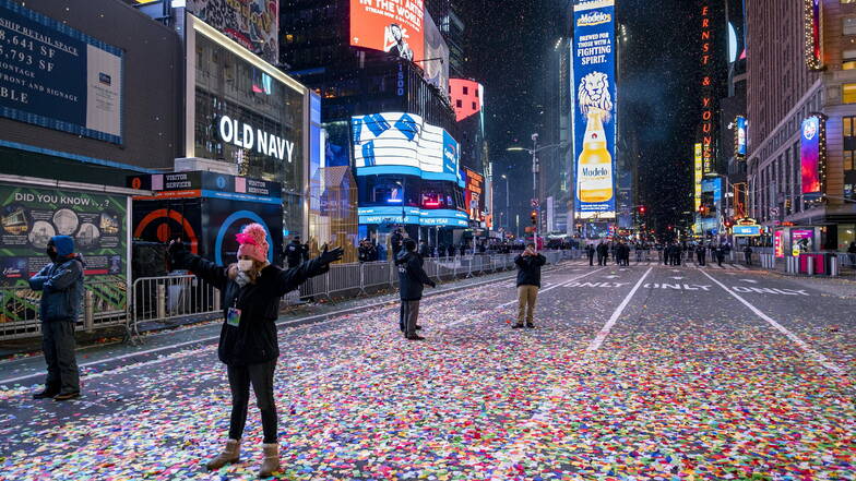 USA: New York: Jaclyn Bernstein, die zu den nur wenige Dutzend geladenen Gästen zählt, steht in den ersten Minuten des neuen Jahres im Konfettiregen auf dem Times Square. Normalerweise kommen jedes Jahr rund eine Million Menschen auf den Times Square - do