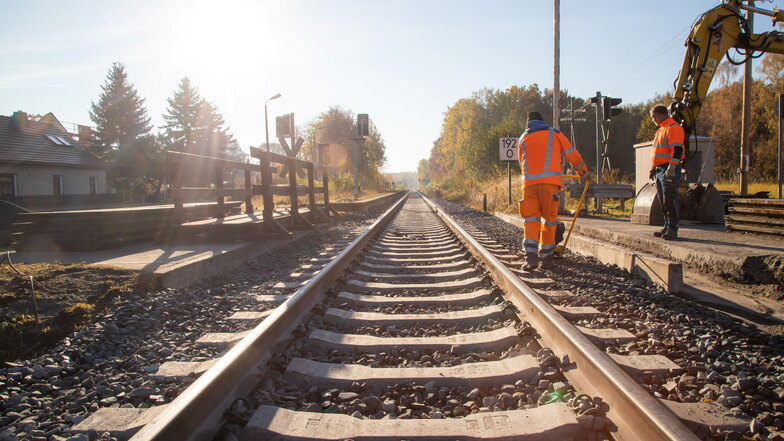 Bei Bauarbeiten an der Schiene werden die Bauleute durch ein akustisches Signal gewarnt, falls sich ein Zug nähert. Möglicherweise ist das derzeit auch in Meißen der Fall.