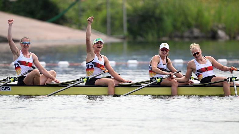 Deutschlands Frauen-Doppelvierer mit Maren Völz, Tabea Schendekehl, Leonie Menzel und Pia Greiten (v.l.) jubelt im Ziel über Bronze.