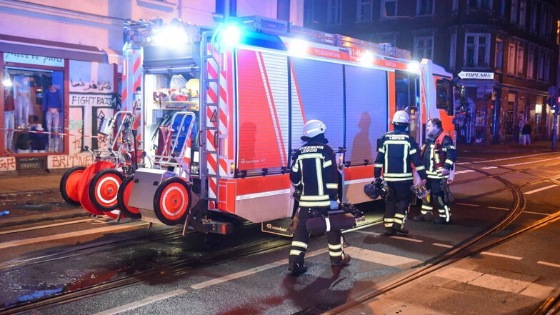 Die Feuerwehr rückte am Dienstagmorgen mit mehreren Kräften an die Könneritzstraße aus. Dort starb ein Mann.