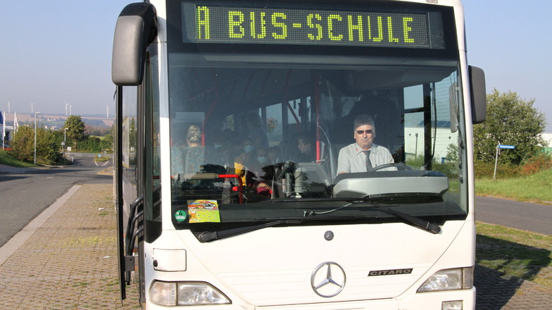 Fahrer Heiko Blechle hat mit Roßweiner Schulkindern über das richtige Verhalten im Schulbus gesprochen.