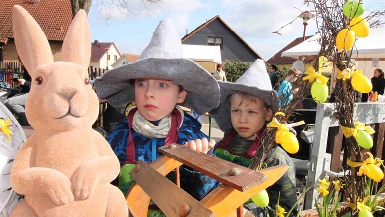 Staunende Kinder beim Hopelhasenfest in Bischofswerda.