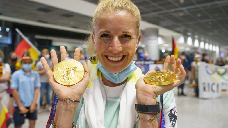 Nach ihrer Ankunft in Frankfurt/Main zeigt Jessica von Bredow-Werndl stolz und überglücklich ihre beiden Goldmedaillen. Dem Sieg mit der Mannschaft hatte sie einen Tag später noch den im Einzel folgen lassen.