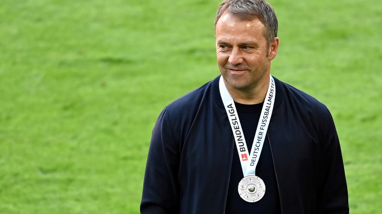 Münchens Ex-Trainer Hansi Flick hat den Vertrag als neuer Bundestrainer nach der Fußball-EM unterschrieben.