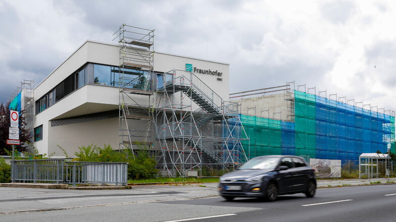Der Erweiterungsbau des Fraunhofer Kunststoffzentrums Oberlausitz in Zittau schreitet sichtbar voran.