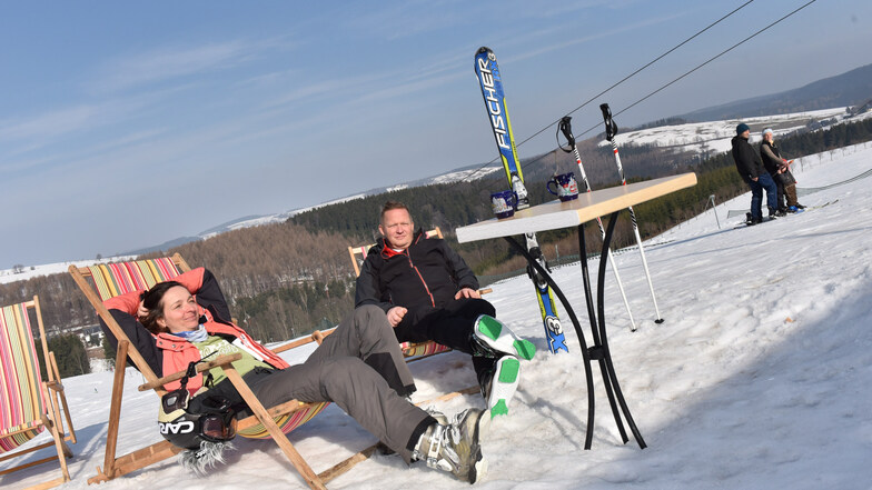 Jana Gorgs aus Dresden und Jens Bellmann aus Oschatz genießen am Hermsdorfer Skihang in den Liegestühlen die Sonne. In den unteren Lagen der Region, wo die Krokusse sprießen, kann man sich gar nicht vorstellen, dass im Gebirge noch so viel Schnee liegt.