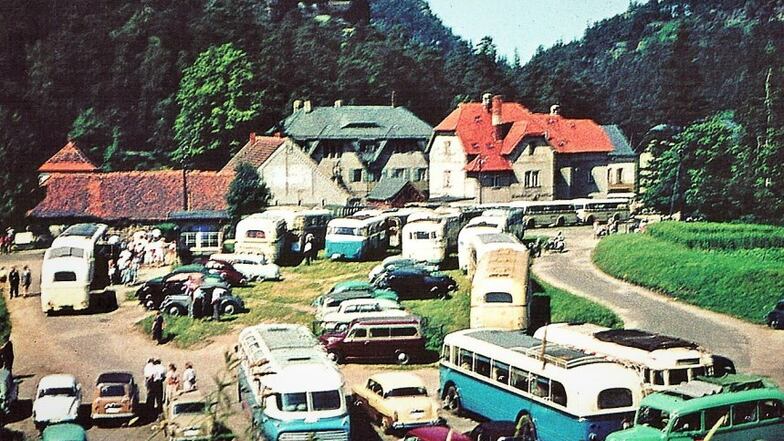 Die Parkplatznöte im Zentrum von Oybin waren groß. Dort, wo sich auch heute noch der zentrale Ort für den ruhenden Verkehr befindet, sah es um 1960 so aus.