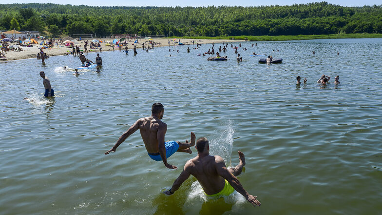 Ungetrübten Badespaß - wie hier vor vier Jahren - wünschen sich alle Gäste am Berzdorfer See.