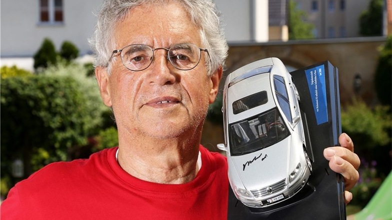 Kurt Hähnichen zeigt seinen signierten VW-Phaeton.