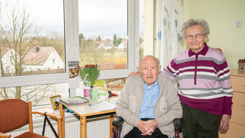 Von seinem Zimmer im ASB-Heim am Grenzweg blickt Gerhard Wünsche genau auf das Einfamilienhaus, in dem er seit 1947 mit seiner Frau Charlotte gelebt hat.
