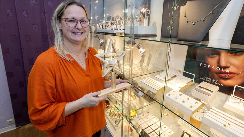 Steffi Sturm, Vorsitzende des Sebnitzer Gewerbevereins, präsentiert einen der sieben versteckten Sterne in ihrem Uhren- und Schmuckgeschäft.