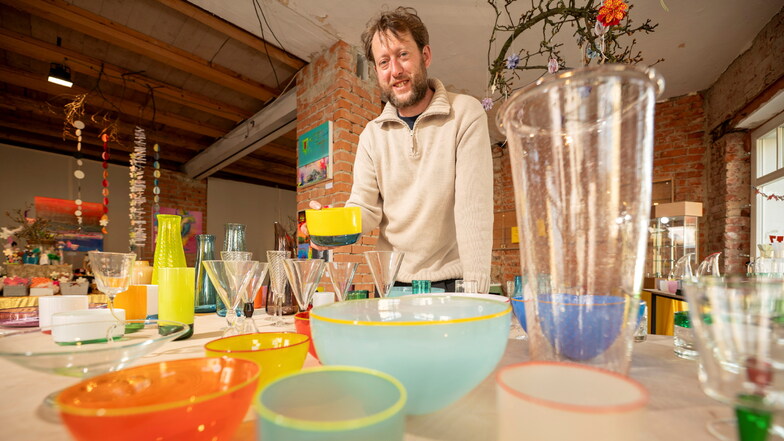 Glaskünstler Torsten Rötzsch zeigt im Pop-up-Laden auf der Dresdner Straße 175 in Brockwitz zusammen mit anderen Künstlern seine Arbeiten: Es gibt Dinge aus Glas, Papier. Textil und Holz sowie Malerei, Möbel und Schmuck.