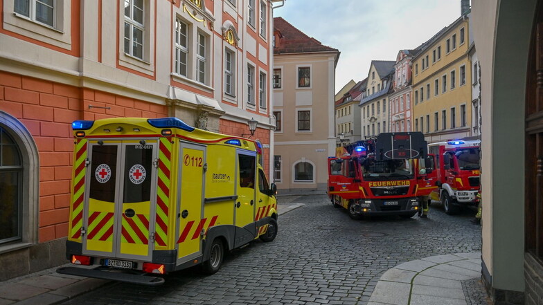Feuerwehren und Rettungswagen eilten am Sonnabendvormittag auf die Hintere Reichenstraße in Bautzen. Dort brannte eine Küche. Verletzt wurde niemand.
