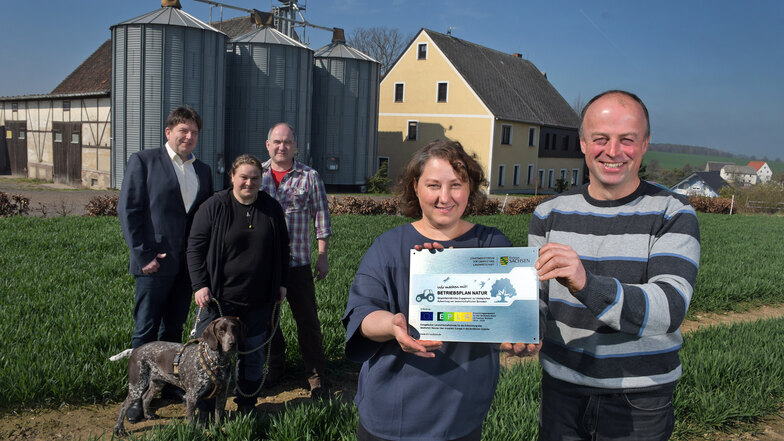 Steffi und Michael Wolf vom gleichnamigen Landwirtschaftsbetrieb in Gersdorf setzen schon seit vielen Jahren auf Naturschutz und nachhaltige Landbewirtschaftung. Um das noch besser umzusetzen, haben sie nun einen Betriebsplan Natur.