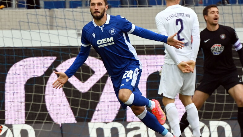 Der Karlsruher Fabian Schleusener bejubelt seinen Treffer zum 1:0.