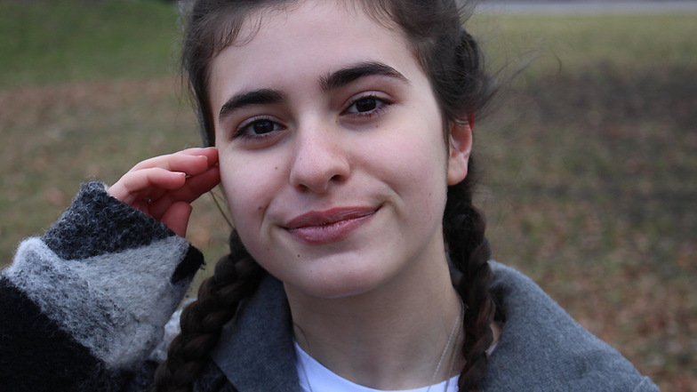 Sara ist 15 Jahre alt, lebt in Hoyerswerda und kommt aus Georgien. Ihre Geschichte ist Inhalt des Kurzfilmes „Sara“.